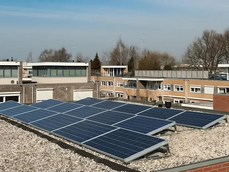 8KW aurinkopaneelit asennettu tasaiselle katolle Englannissa